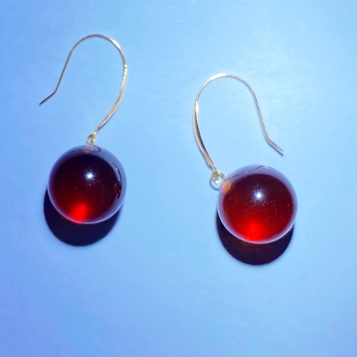 缅甸原矿干放血珀18k金镶嵌圆珠耳坠 净重约1克