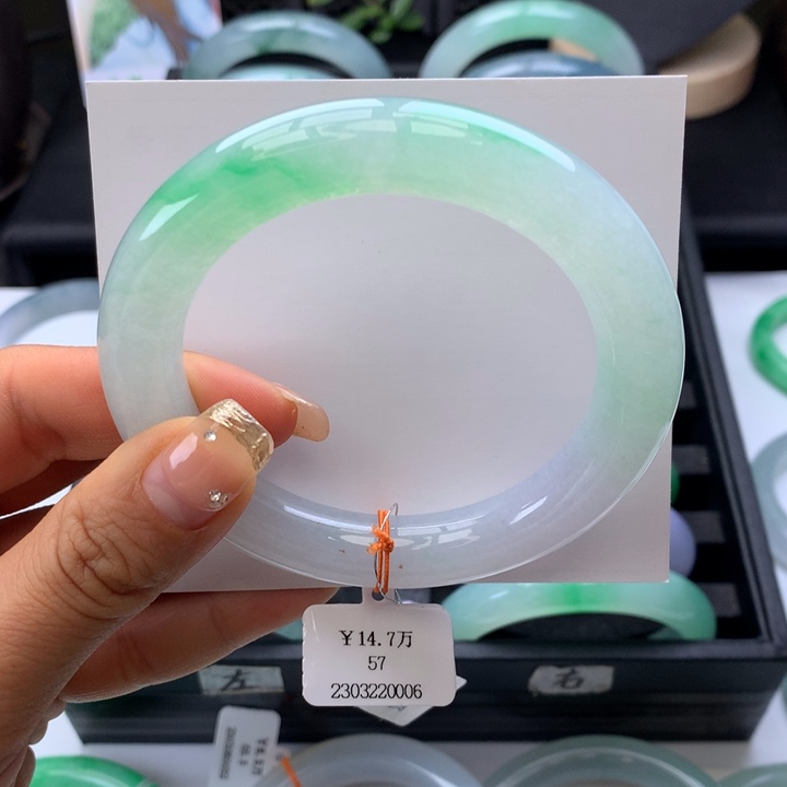 翡翠手镯未镶嵌圆条