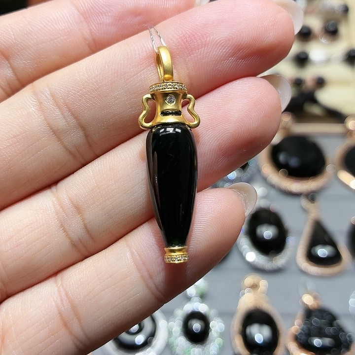 翡翠18K金镶嵌颈饰