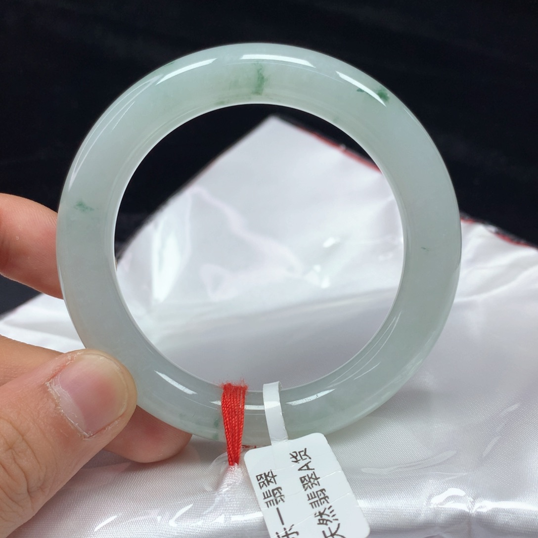 翡翠手镯（圆镯）未镶嵌53.1