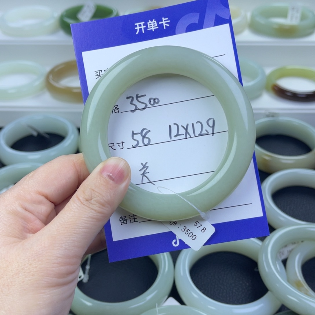 听***雪和田玉未镶嵌手镯