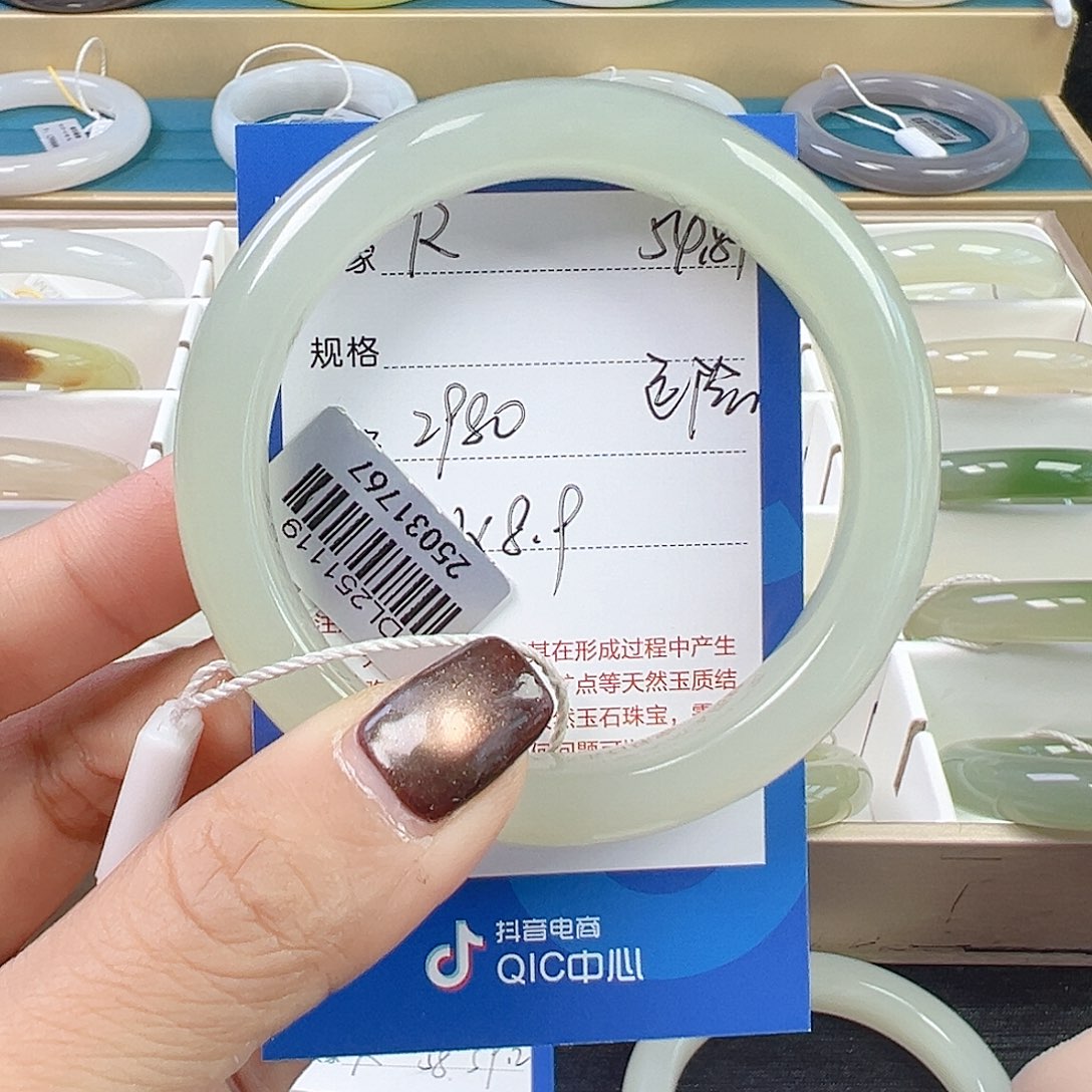 L***Y和田玉未镶嵌手镯