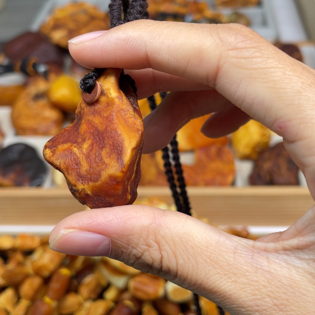 琥珀珠宝奇石未镶嵌