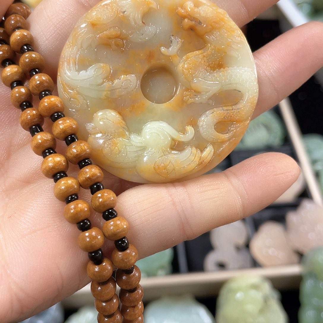 蛇纹石玉颈饰未镶嵌