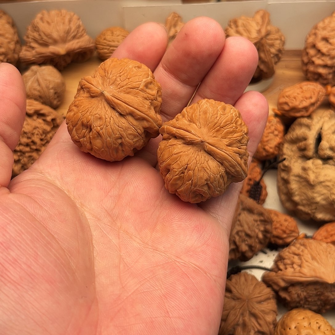 厉***了文玩核桃吊坠元宝