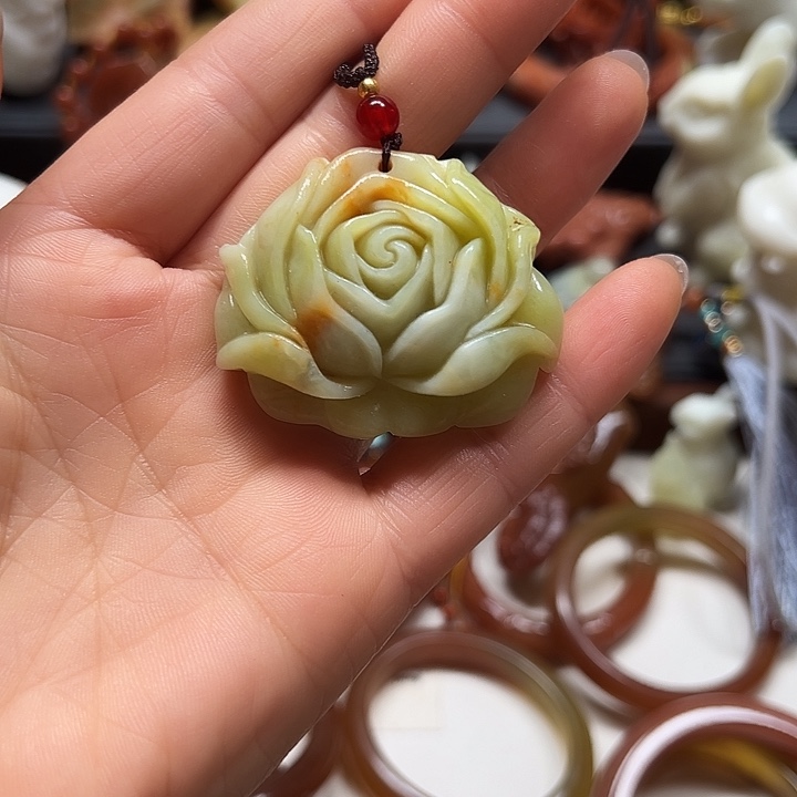 蛇纹石玉吊坠未镶嵌