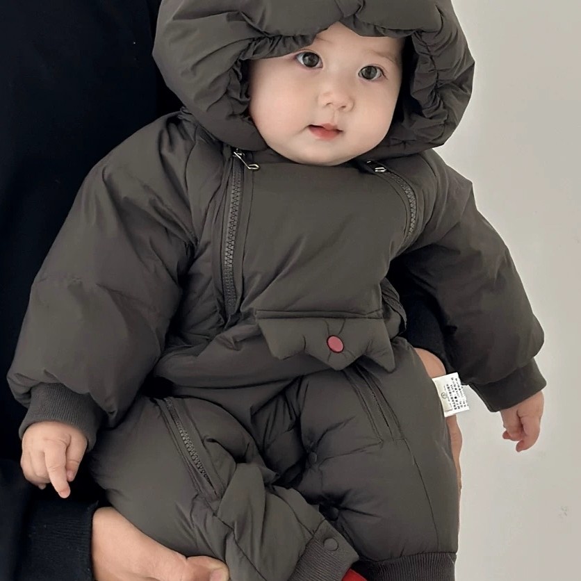 婴儿连体衣冬季宝宝加厚外出服新生儿包脚白鸭绒外套