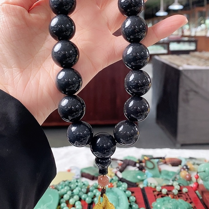 密玉（石英质玉）颈饰未镶嵌