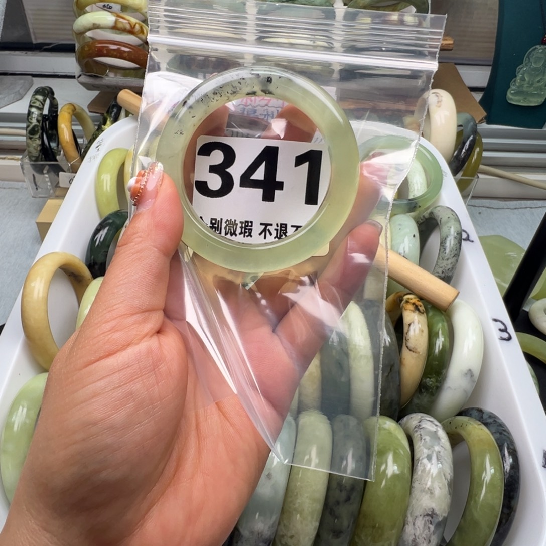 王***女蛇纹石玉未镶嵌手镯341