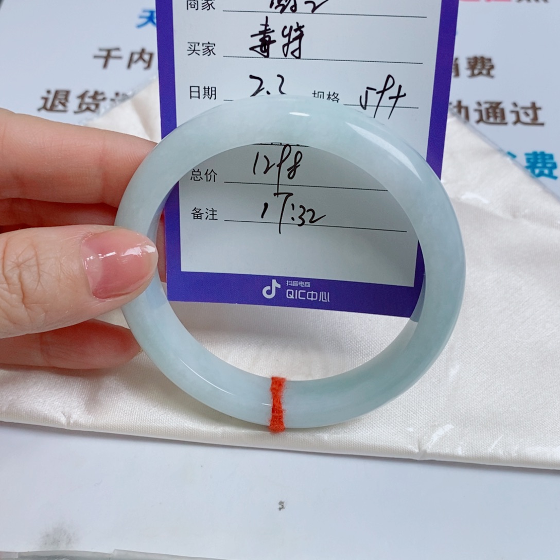 翡翠手镯未镶嵌毒*?