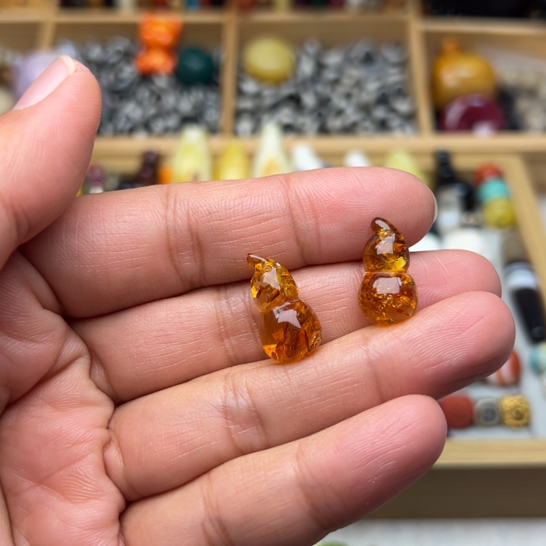 琥珀（花珀）裸石未镶嵌葫芦多样性发其中一颗