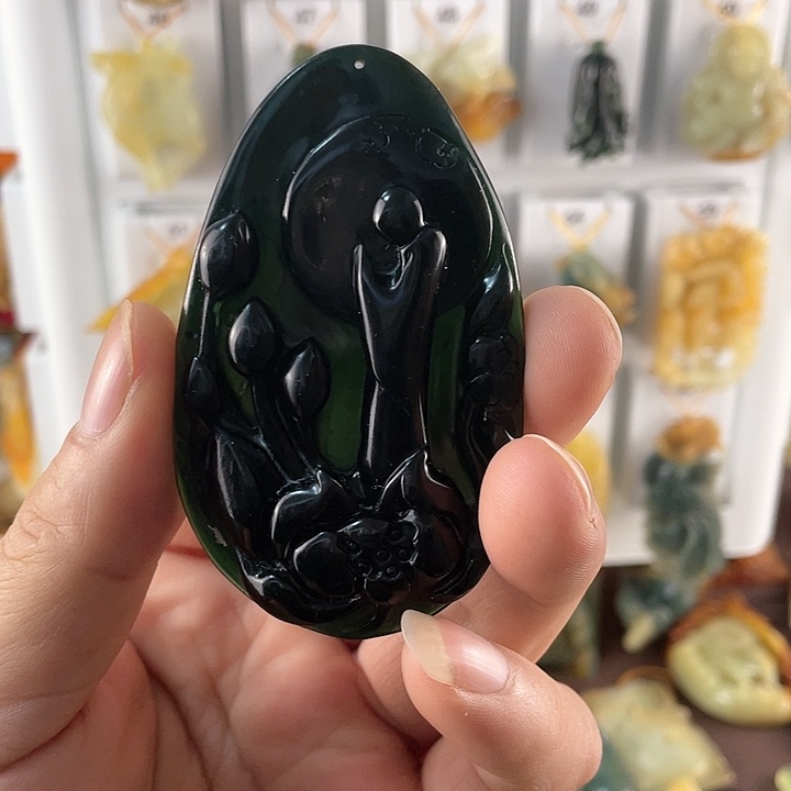 蛇纹石玉未镶嵌颈饰