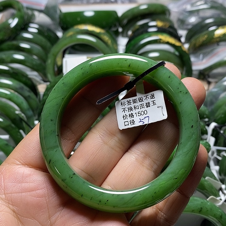 和田玉（碧玉）手镯未镶嵌正圈粉绿57口径