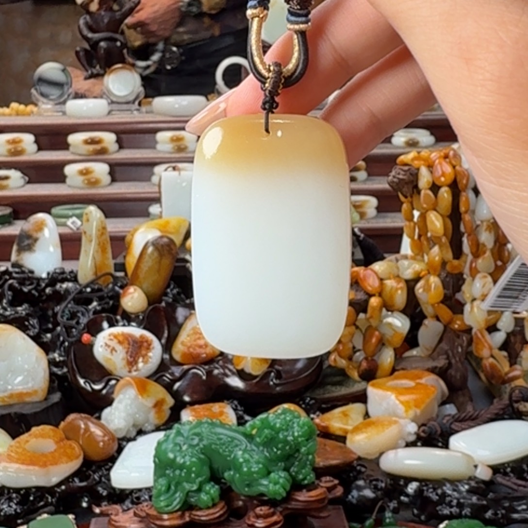 颈饰未镶嵌和田玉（糖玉）