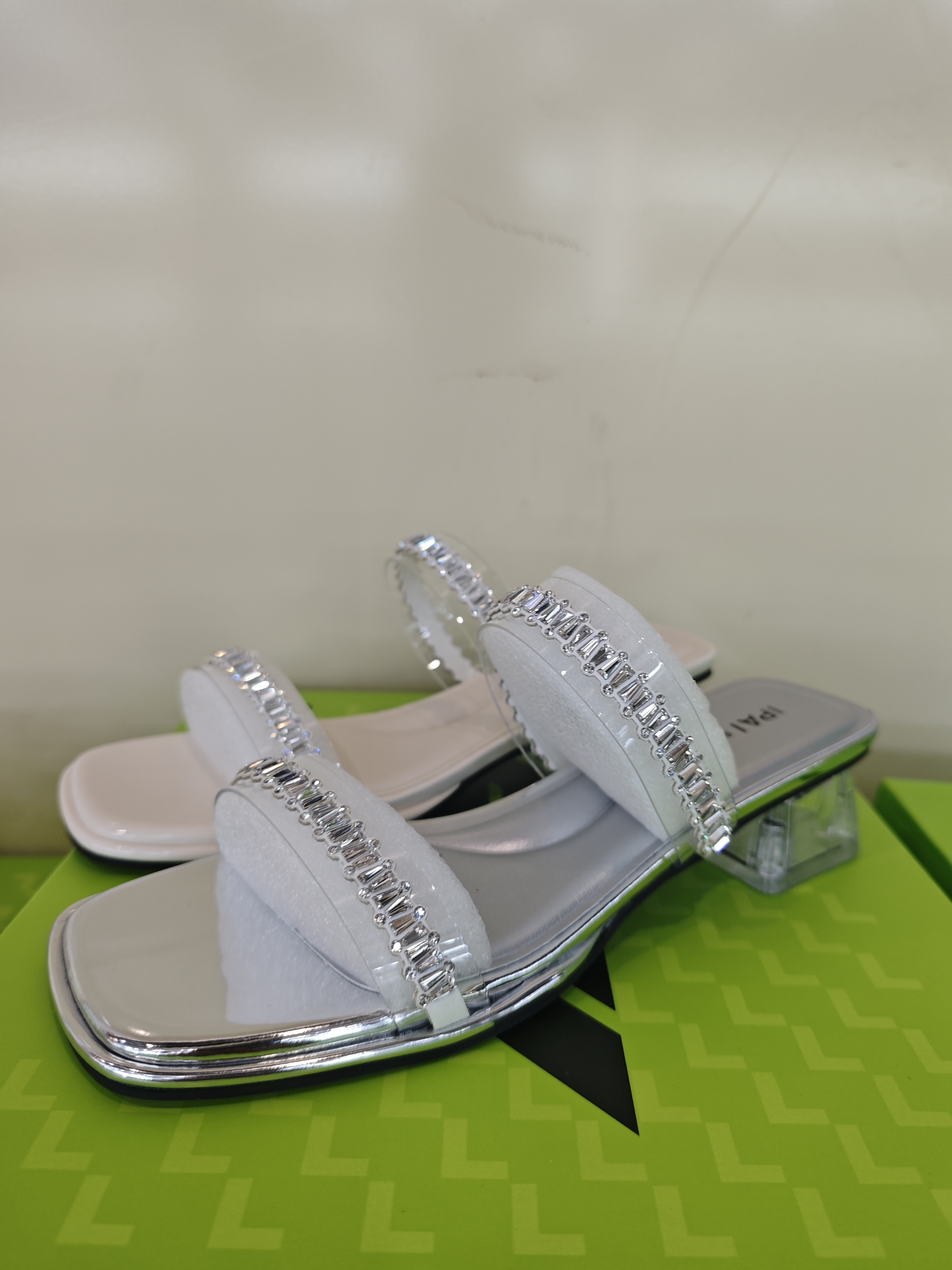 胜利家透明水晶粗跟中跟女凉拖2025夏季新款水钻一字带百搭拖鞋