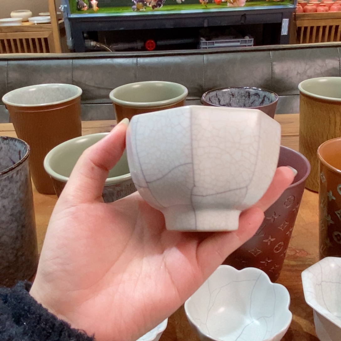 朱砂胎月白传世哥窑 金丝铁线 八方杯 微瑕