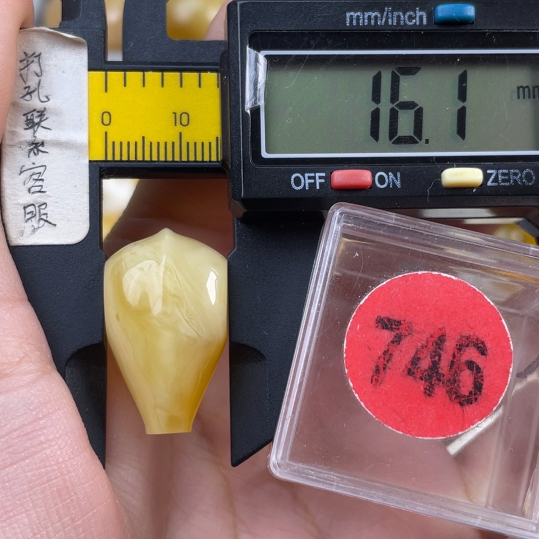 管***生蜜蜡未镶嵌珠宝奇石微瑕