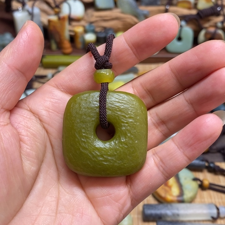 蛇纹石玉未镶嵌挂件