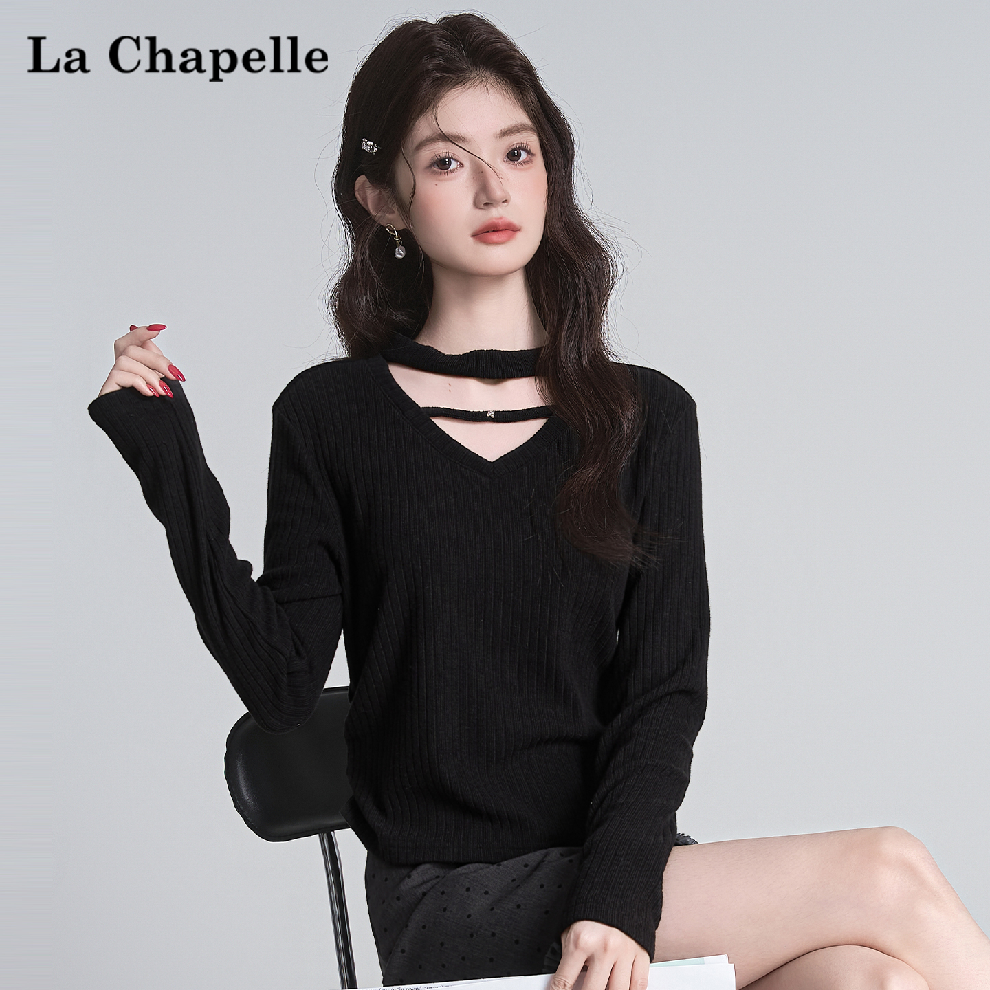 拉夏贝尔黑色V领长袖针织衫女2025冬季新款内搭收腰打底衫短上衣