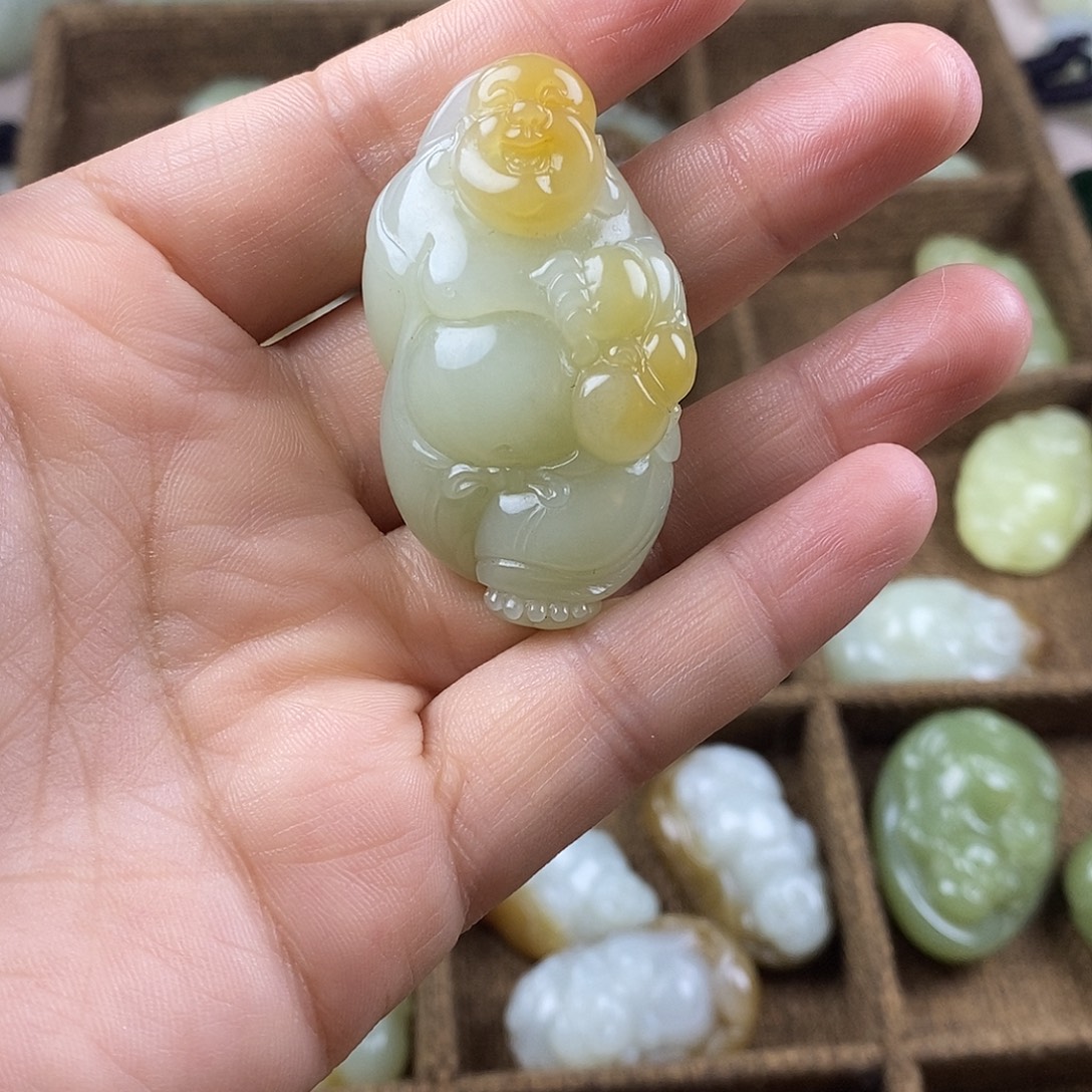 卫***理和田玉未镶嵌颈饰