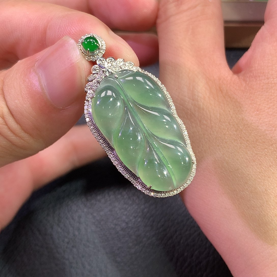 翡翠18K金镶嵌吊坠(赠链)