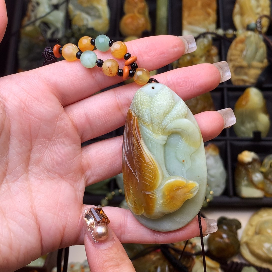 蛇纹石玉颈饰未镶嵌