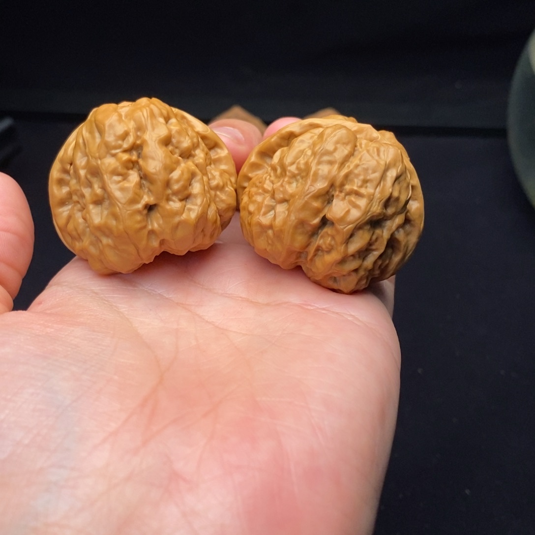 文玩核桃把件三角山地蛙。         