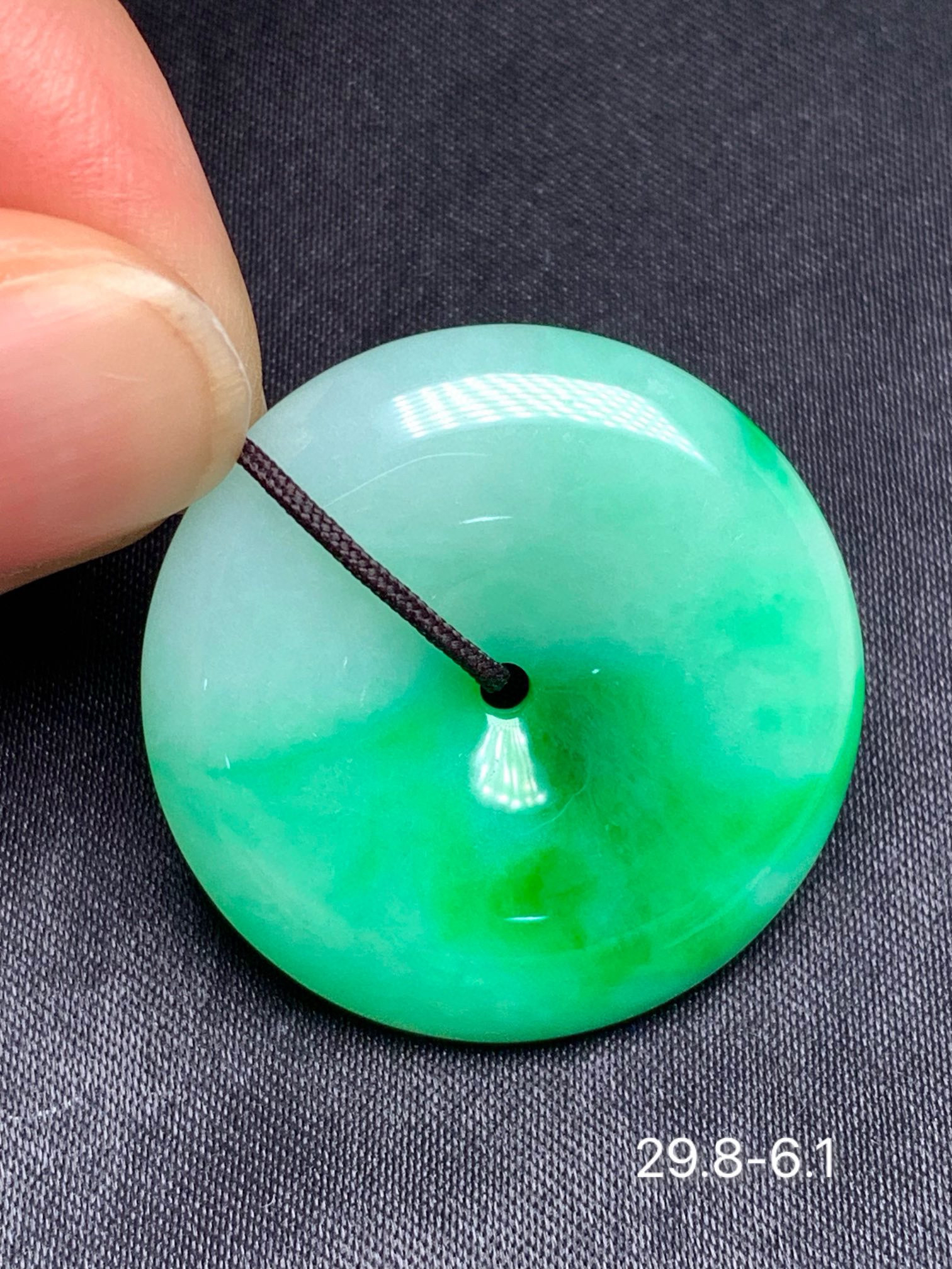 飘绿平安扣翡翠吊坠 颜色阳 玉质细腻 厚装饱满