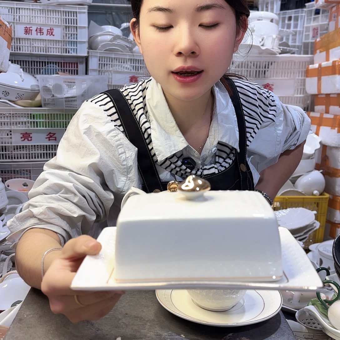 盘微瑕产品………黄油盒子一个