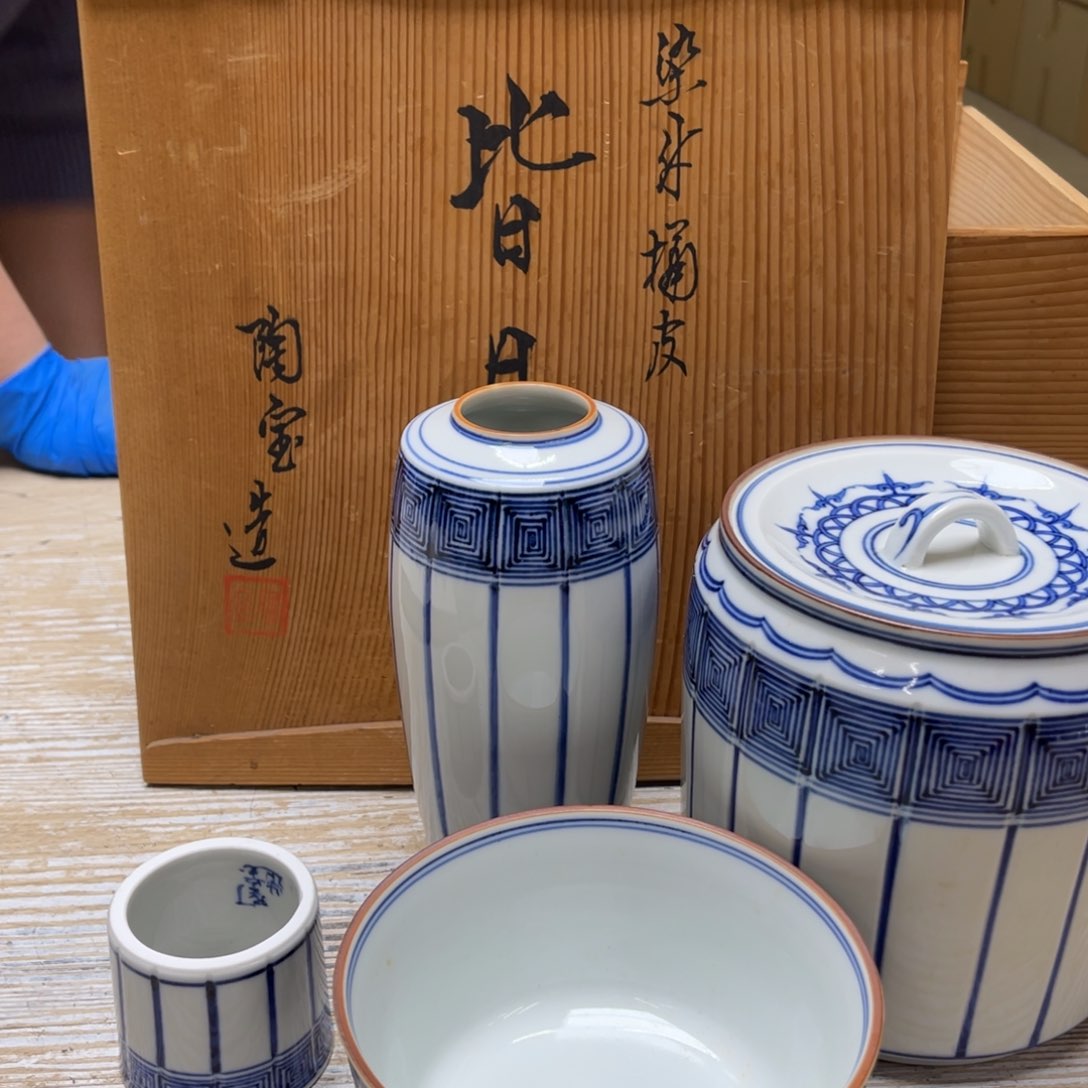 瓷片密密麻麻地排列着一个