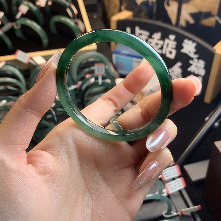 翡翠手镯未镶嵌最***们54圈口