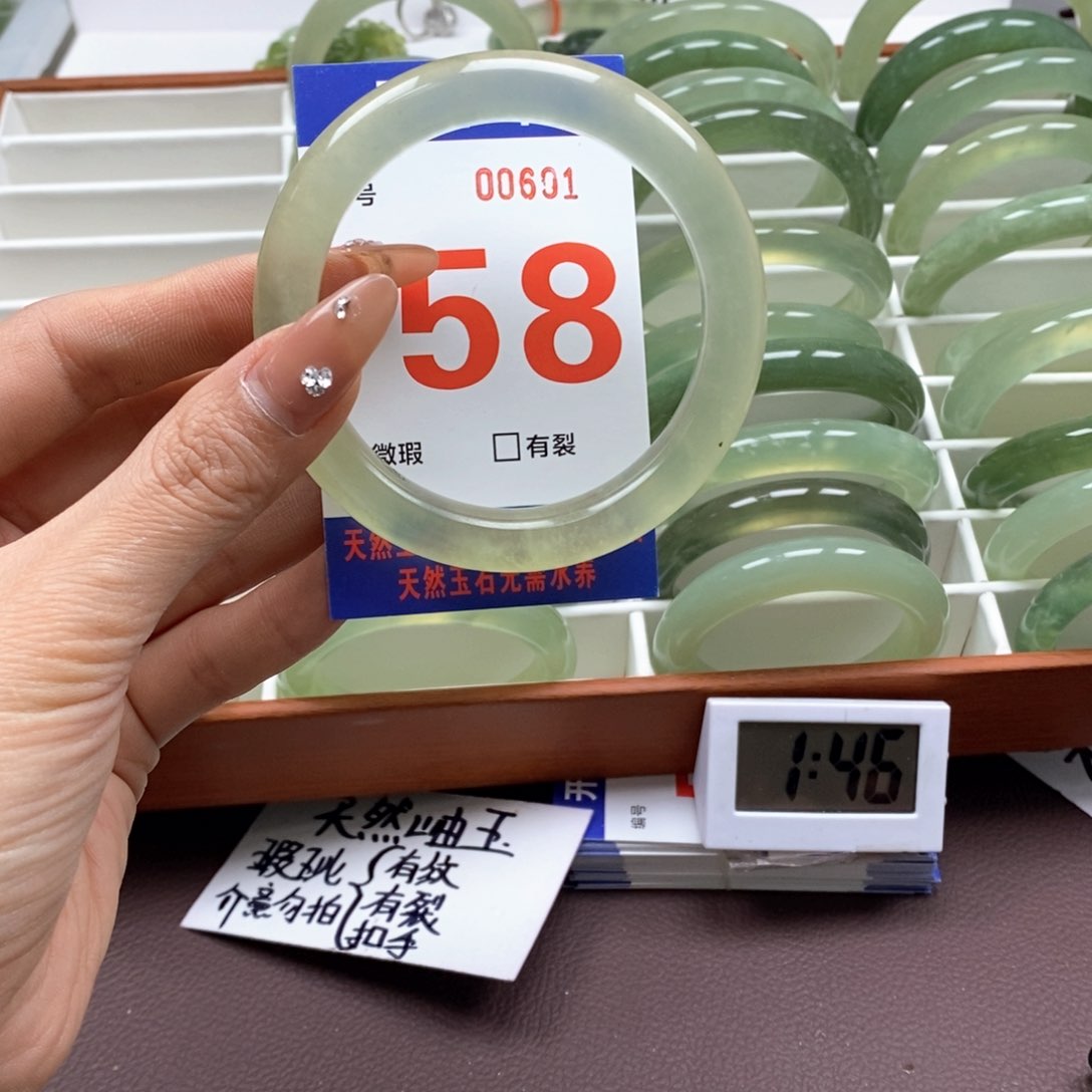 蛇纹石玉手镯未镶嵌