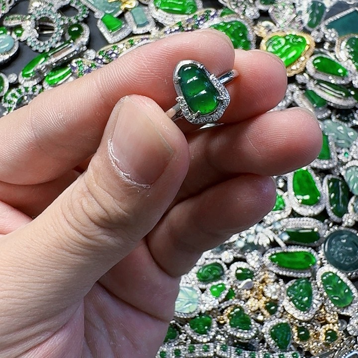 翡翠颈饰未镶嵌天然A货翡翠放漏