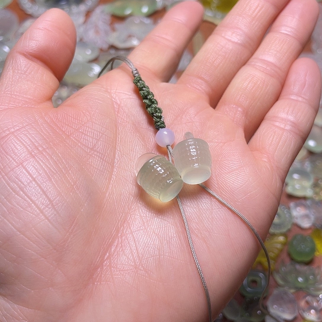 诗***安蛇纹石玉未镶嵌吊坠