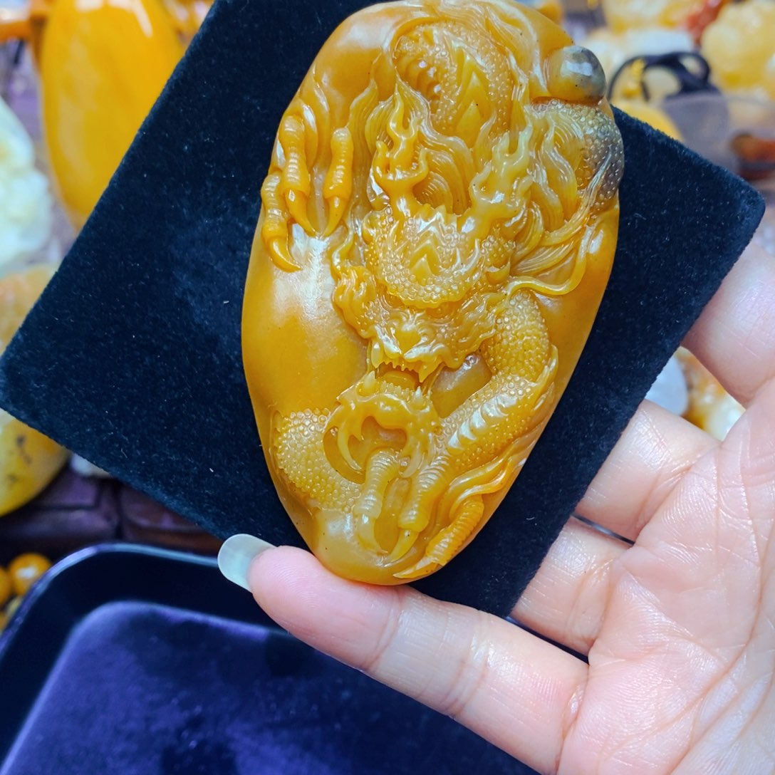 未镶嵌石英质玉（黄龙玉）颈饰
