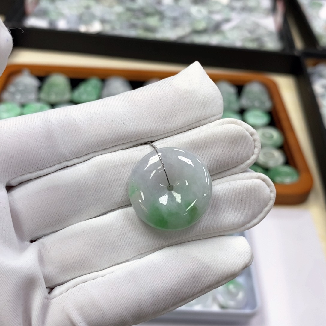 翡翠颈饰未镶嵌平安扣