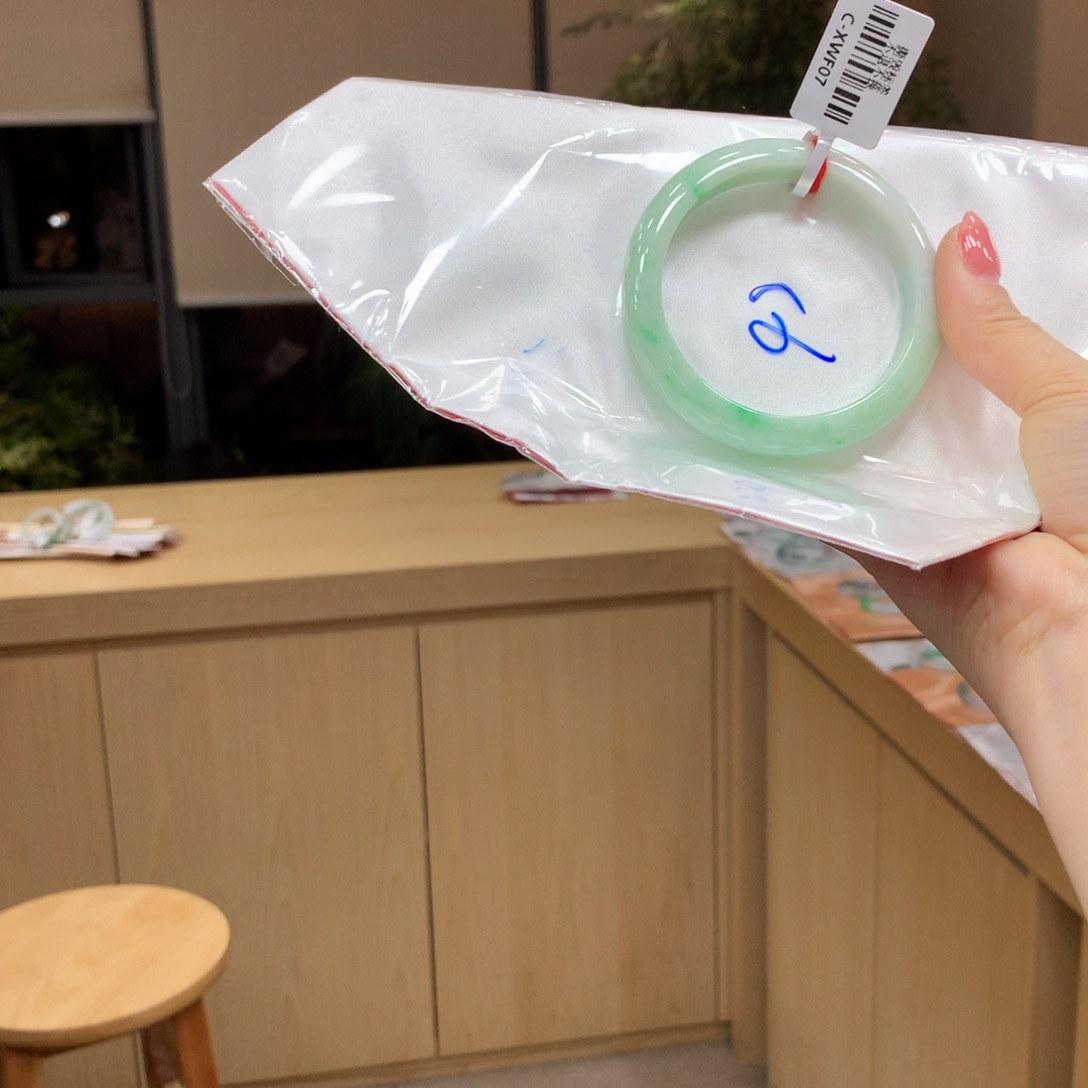 翡翠手镯未镶嵌不退不换