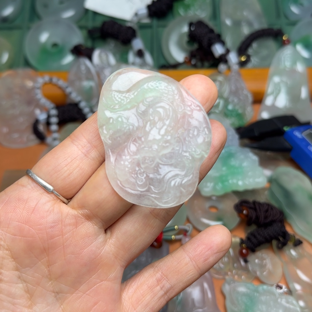 翡翠未镶嵌颈饰翡翠白冰龙牌