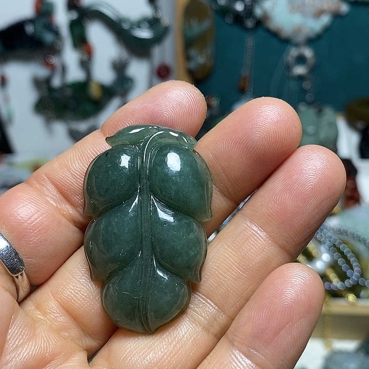 翡翠未镶嵌吊坠(赠链)