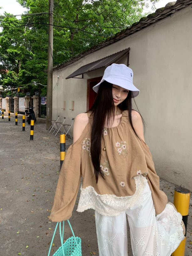 桂花太妃糖～韩系重工设计感亮片刺绣拼接蕾丝花边漏肩长袖衬衫