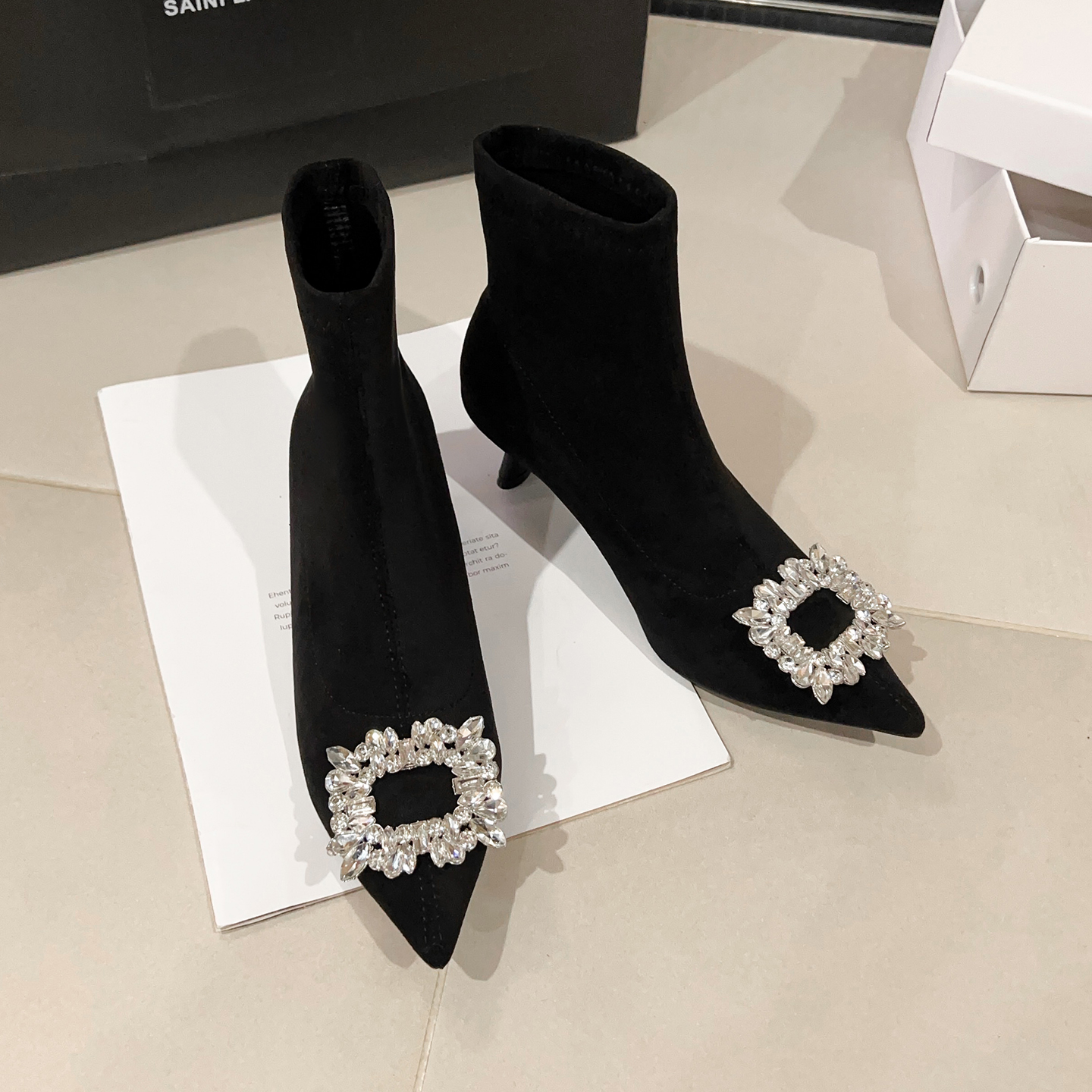 气质绒面黑色细跟高跟靴子女2025年新款职业尖头水钻瘦瘦靴短靴女