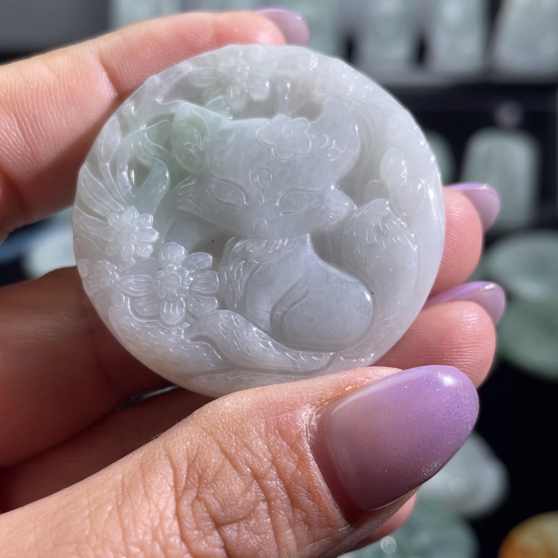 森***店翡翠未镶嵌颈饰狐狸