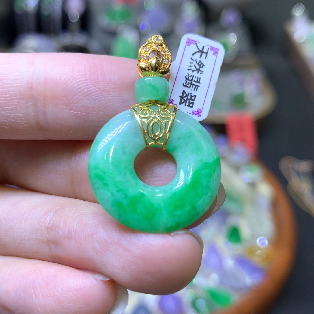 【闪购商品】翡翠颈饰18K金镶嵌翡翠吊坠项链