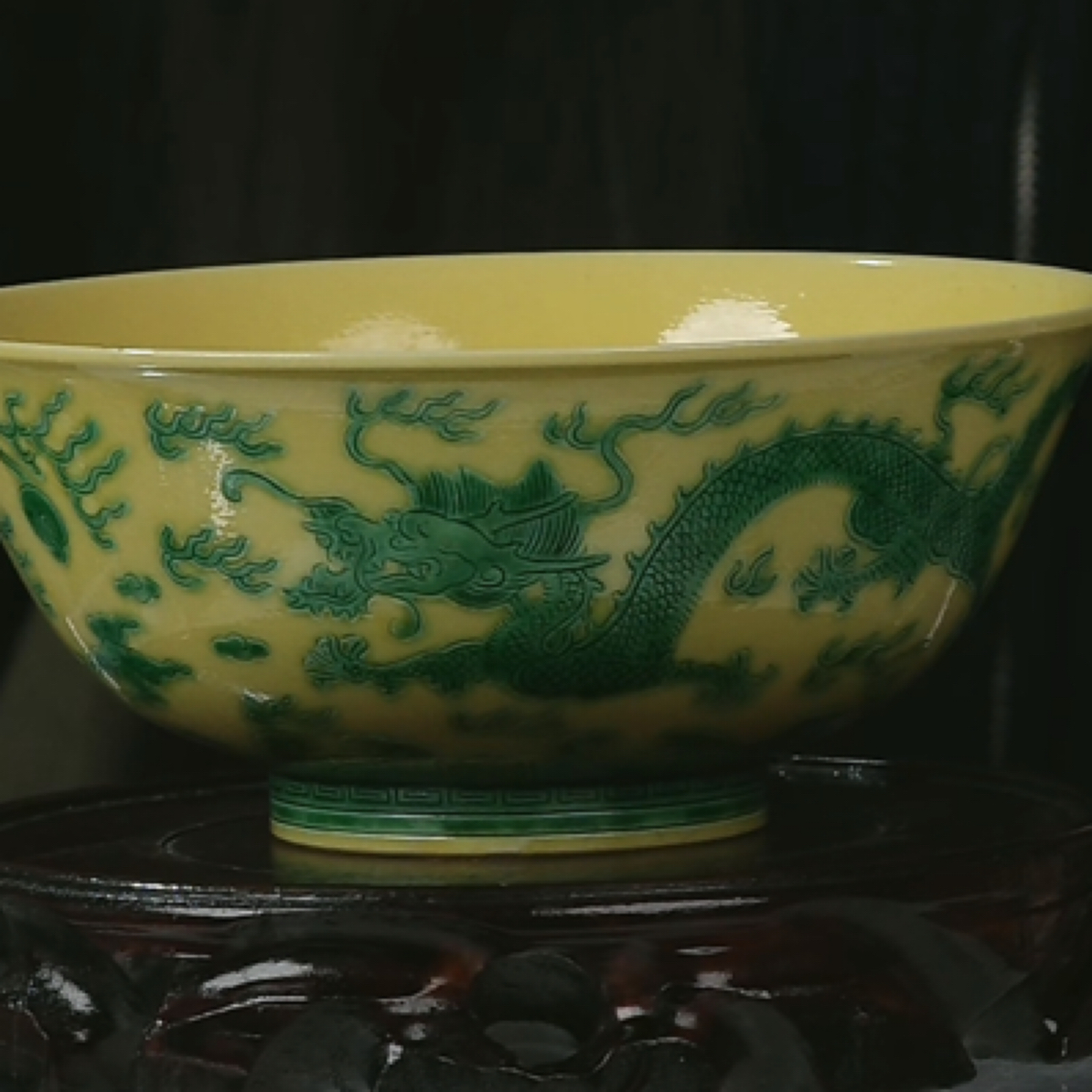 Y黄地绿龙戏珠纹碗