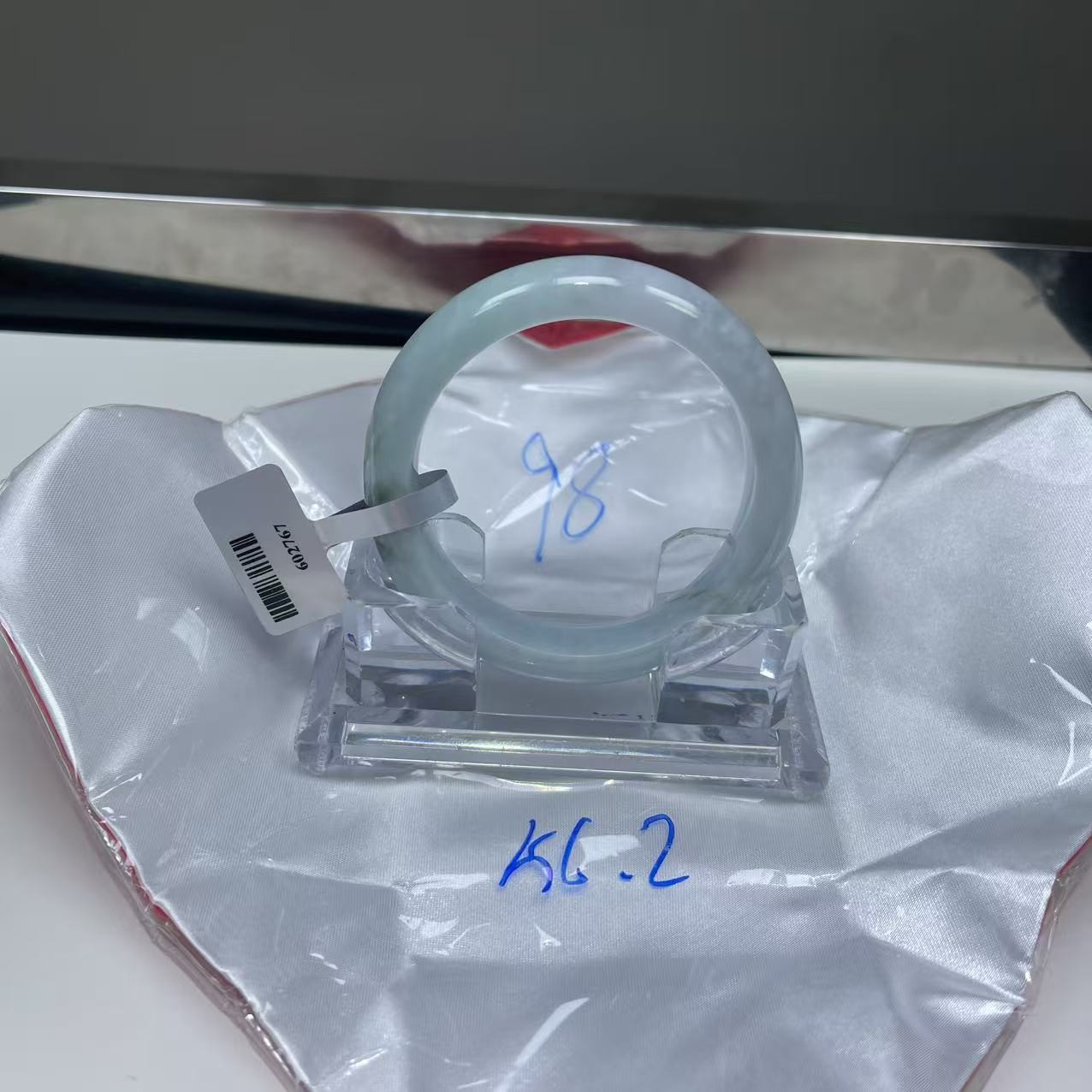 毛货手镯需精细抛光/98
