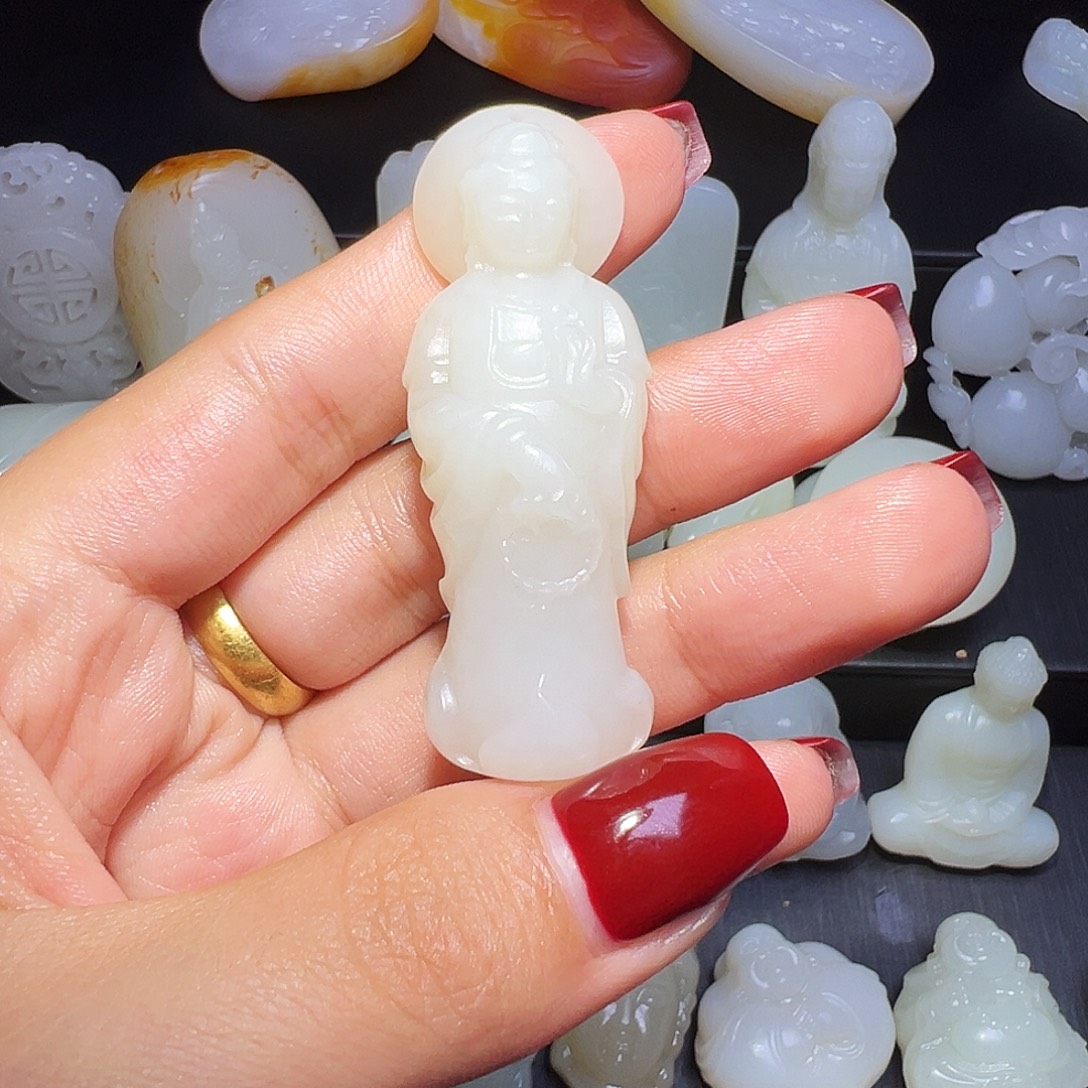 筱***兰和田玉未镶嵌颈饰