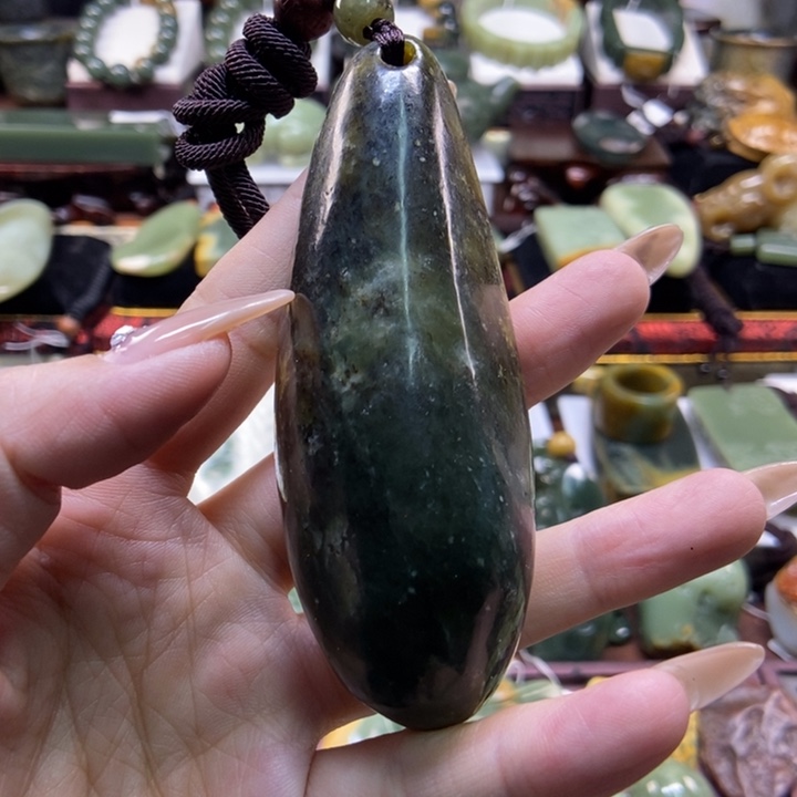 未镶嵌岫岩河磨玉（透闪石质玉）把件