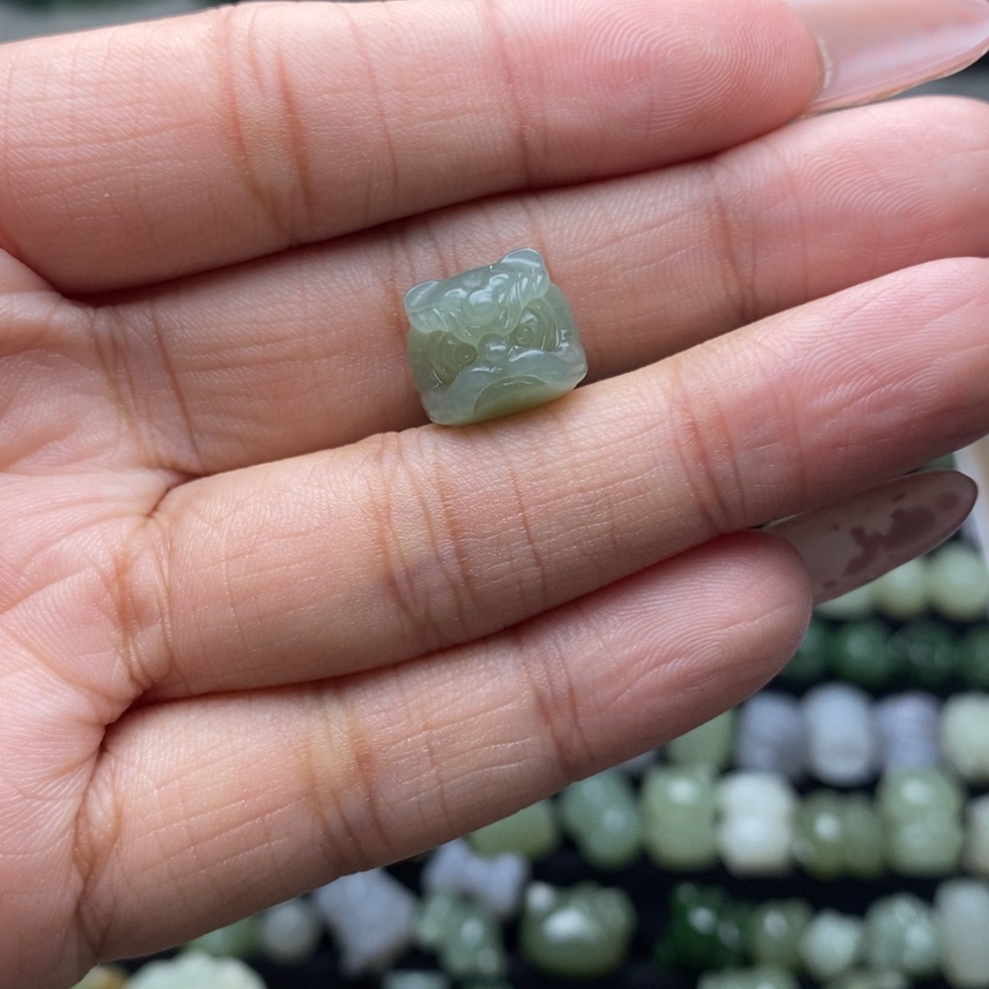 街***铺和田玉未镶嵌颈饰