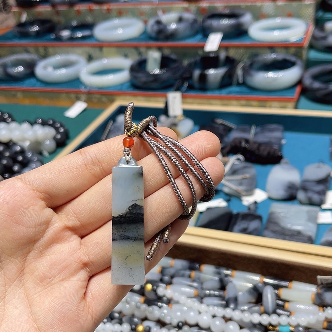 颈饰未镶嵌和田玉（子料）