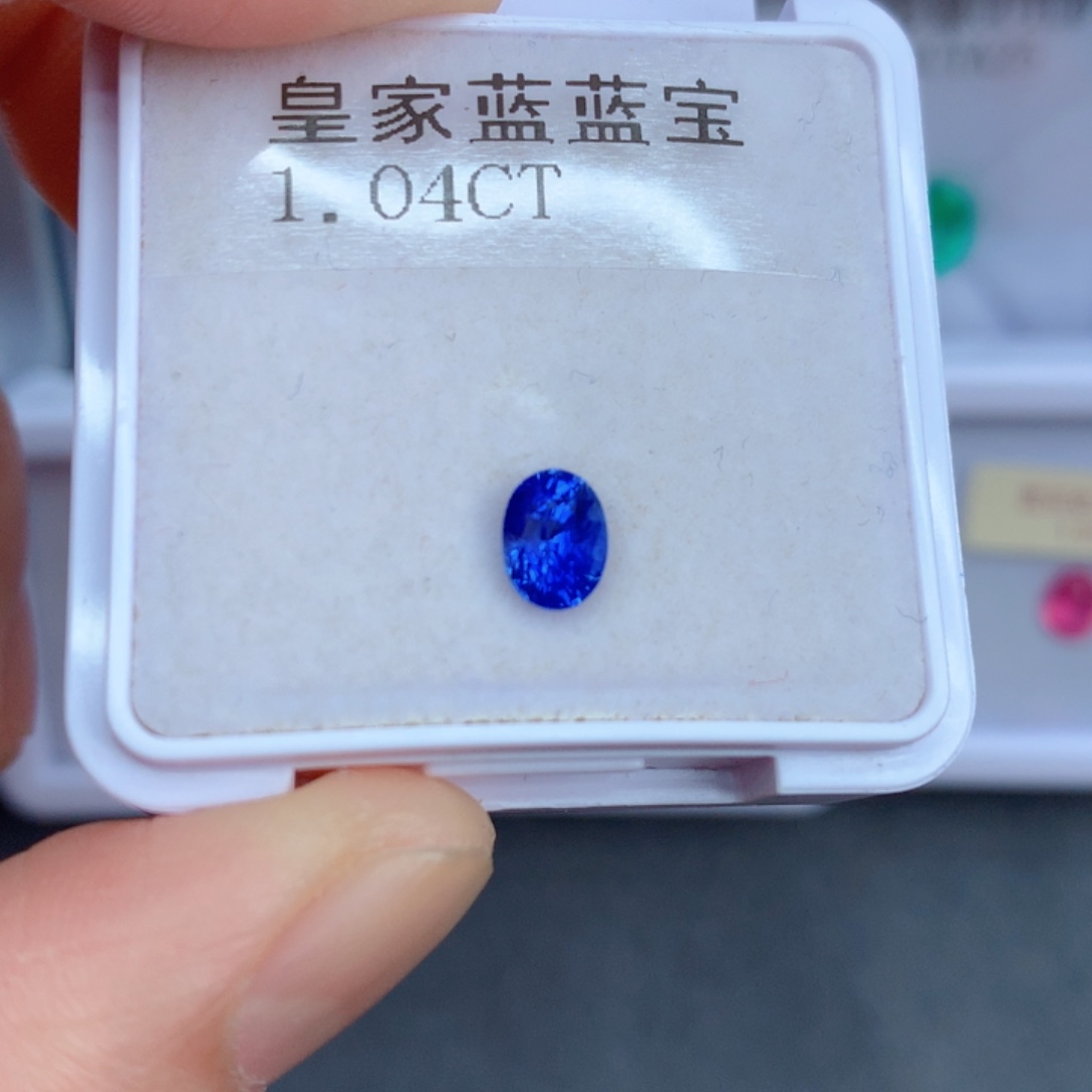 1.04克拉裸石蓝宝石未镶嵌
